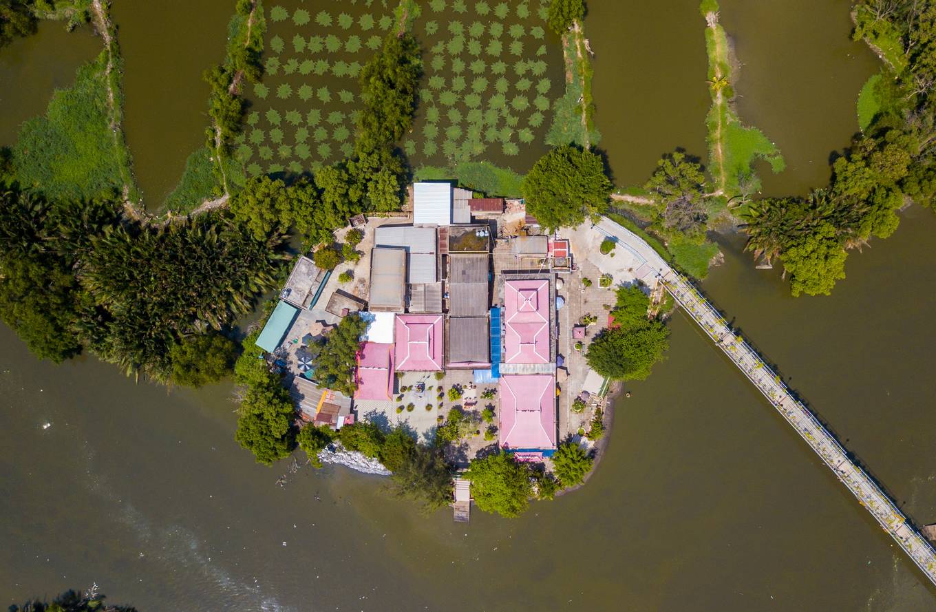 Ngôi đình hơn 150 tuổi nằm giữa dòng kênh ở Sài Gòn