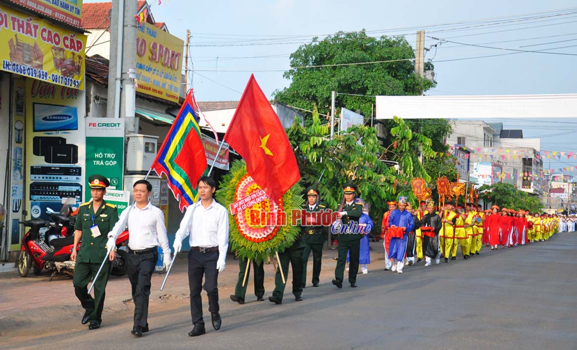 Các đoàn đại biểu và nhân dân rước vòng hoa, lễ vật từ trụ sở Huyện ủy, HĐND, UBND, UBMTTQVN huyện Phú Riềng về đền thờ các Vua Hùng
