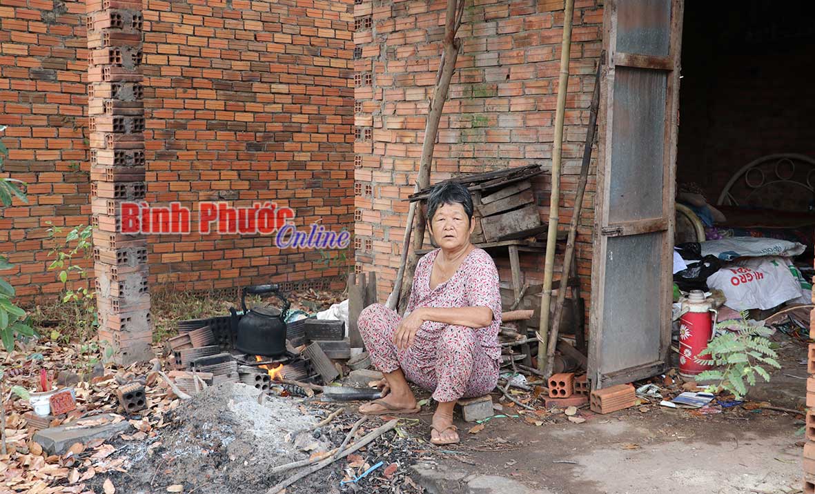 Bà Nguyễn Thị Hồng sống tạm bợ trong căn nhà đón đầu dự án đường 30, khu phố Thanh Bình, phường Tân Bình (Đồng Xoài)