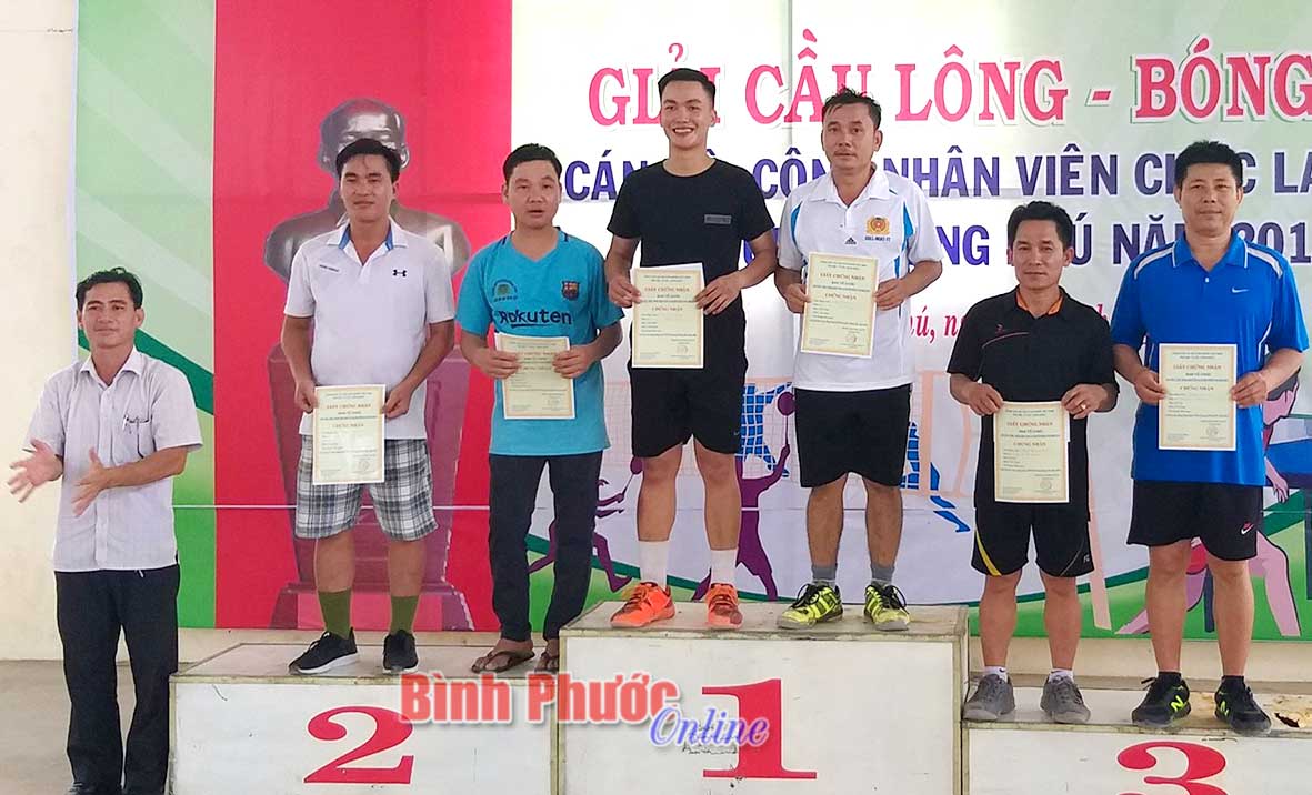Ban tổ chức trao giải nhất, nhì, ba đôi nam môn cầu lông cho các vận động viên