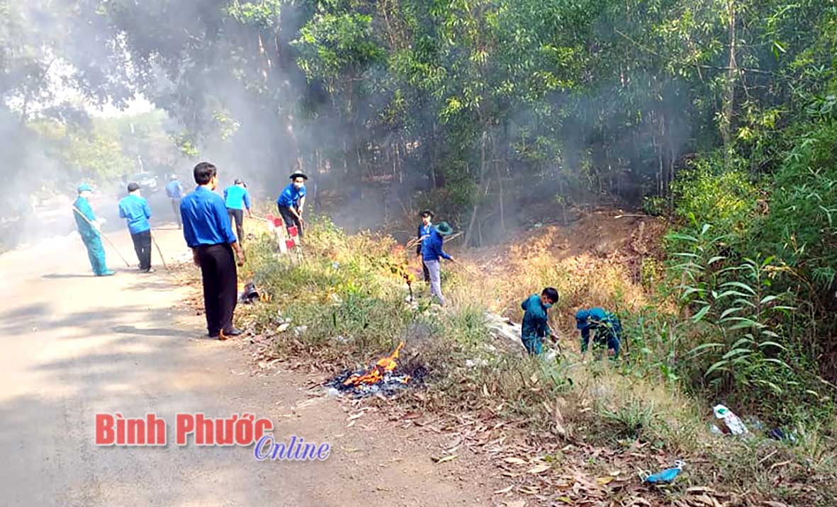 Đoàn viên thanh niên xã Tân Hòa dọn vệ sinh môi trường tạo cảnh quan sạch đẹp, thoáng đãng