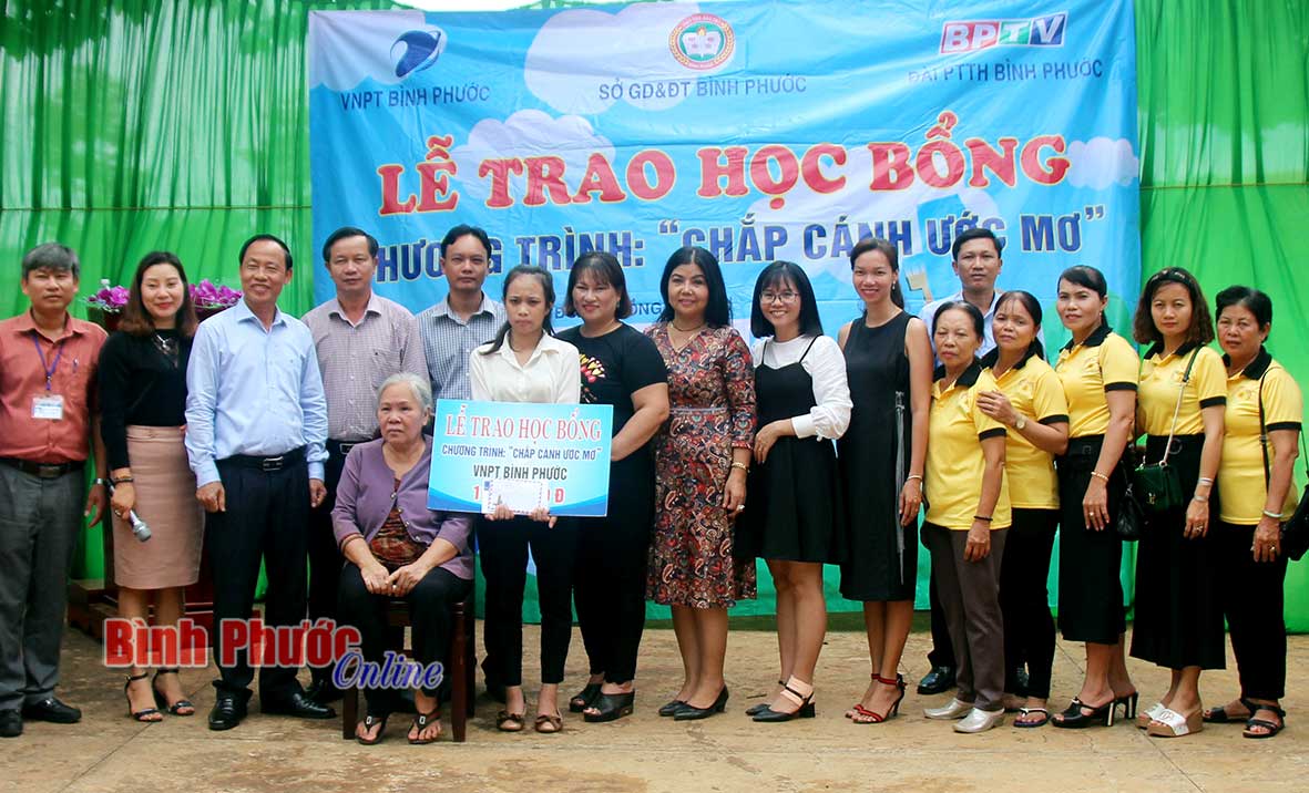 Các nhà tài trợ trao học bổng cho em Trần Ngọc Trinh học sinh lớp 12A4, Trường THPT Đa Kia