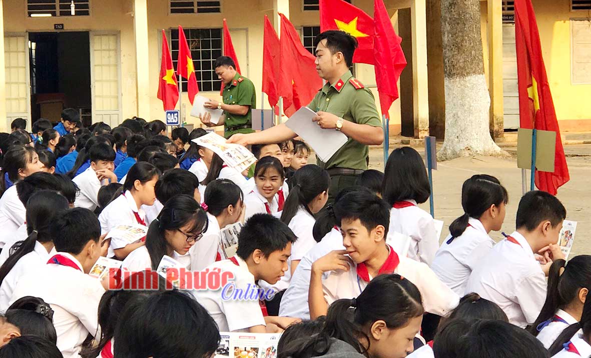 Hơn 600 học sinh tham gia “Tiết chào cờ thân thiện”