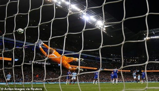 Kompany lap sieu pham, Man City ap sat ngoi vuong Premier League hinh anh 1