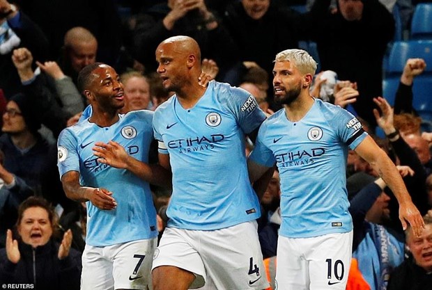 Kompany lap sieu pham, Man City ap sat ngoi vuong Premier League hinh anh 2