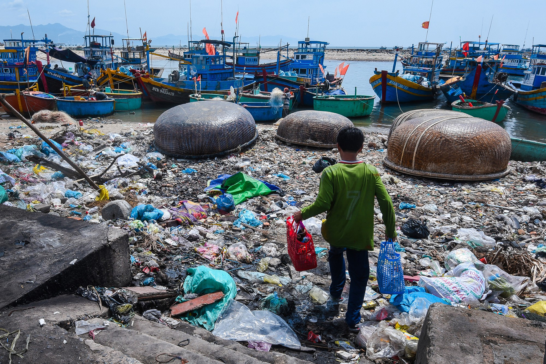 Rác thải nhựa tràn ngập bờ biển nước ta - Ảnh tư liệu