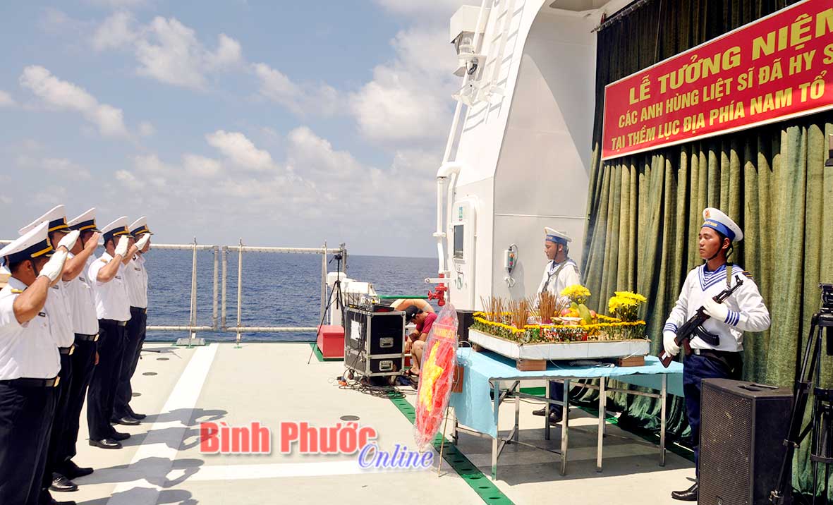 Trên sân đậu trực thăng tàu kiểm ngư KN-490, ngày 13-5, đoàn công tác tổ chức lễ tưởng niệm các anh hùng liệt sĩ hy sinh trên vùng biển phía Nam thuộc quần đảo Trường Sa