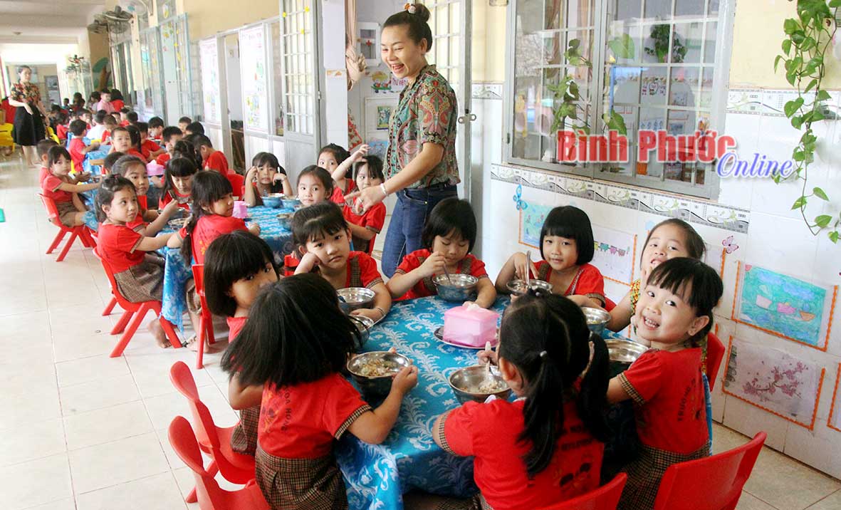Trường mầm non Hoa Hồng (Đồng Xoài) chú trọng đảm bảo vệ sinh an toàn thực phẩm trong bữa ăn hằng ngày cho trẻ