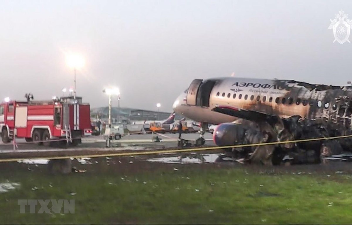 Máy bay Sukhoi Superjet 100 của Hãng hàng không Aeroflot bị phá hủy sau vụ cháy và phải hạ cánh khẩn cấp xuống sân bay Sheremetyevo, Nga ngày 5/5 vừa qua. (Ảnh: AFP/TTXVN)