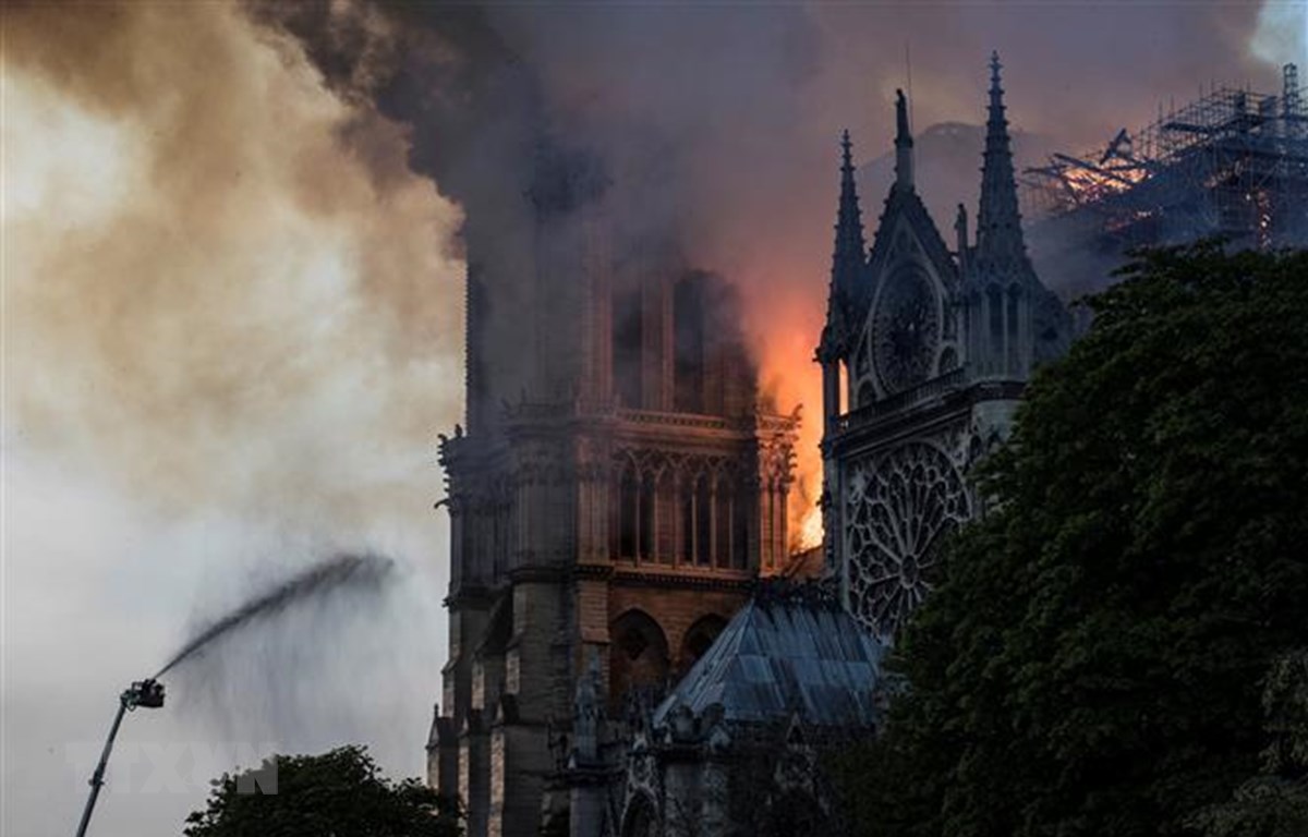 Lửa khói bốc lên dữ dội trên nóc nhà thờ Đức Bà ở Paris, Pháp ngày 15/4/2019. (Ảnh: AFP/TTXVN)
