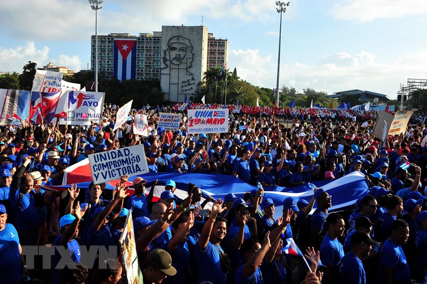 Hàng triệu người dân Cuba trên cả nước tham dự tuần hành kỷ niệm Ngày Quốc tế Lao động 1/5. (Ảnh: Lê Hà/TTXVN)