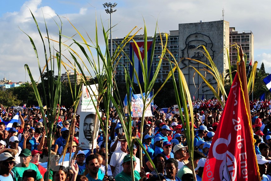  Niềm vui và nụ cười tràn ngập trong các lễ tuần hành 1/5 tại Cuba. (Ảnh: Lê Hà/TTXVN)   Những biểu tượng của Cuba như cây mía, luôn là phần không thể thiếu của các buổi lễ tuần hành. (Ảnh: Lê Hà/TTXVN)
