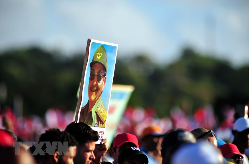  Những biểu tượng của Cuba như cây mía, luôn là phần không thể thiếu của các buổi lễ tuần hành. (Ảnh: Lê Hà/TTXVN)   Nhiều người tuần hành mang hình ảnh của Bí thư thứ nhất Đảng Cộng sản Cuba Raúl Castro. (Ảnh: Lê Hà/TTXVN)