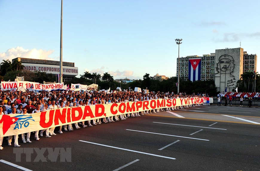  Quảng trường Cách mạng José Martí trong trong Ngày Quốc tế Lao động 1/5. (Ảnh: Lê Hà/TTXVN)   Cuộc tuần hành lớn nhất tại thủ đô La Habana bắt đầu với biểu ngữ mang khẩu hiệu 'đoàn kết, quyết tâm và chiến thắng.' (Ảnh: Lê Hà/TTXVN)