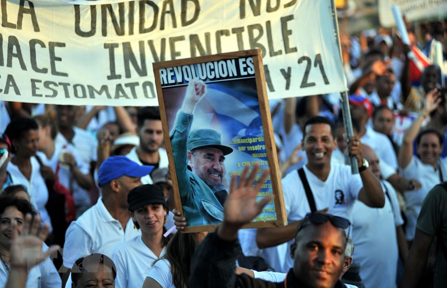  Cuộc tuần hành lớn nhất tại thủ đô La Habana bắt đầu với biểu ngữ mang khẩu hiệu 'đoàn kết, quyết tâm và chiến thắng.' (Ảnh: Lê Hà/TTXVN)   Hình ảnh lãnh tụ Fidel Castro vẫn luôn chiếm vị trí trung tâm trong mỗi cuộc tuần hành tại Cuba. (Ảnh: Lê Hà/TTXVN)