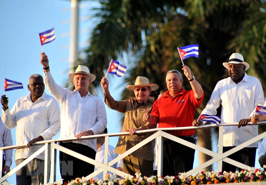  Cuba míttinh kỷ niệm Ngày Quốc tế Lao động 1/5. (Ảnh: Lê Hà/TTXVN)   Các lãnh đạo Đảng và Nhà nước Cuba vẫy chào đoàn tuần hành. (Ảnh: Lê Hà/TTXVN)