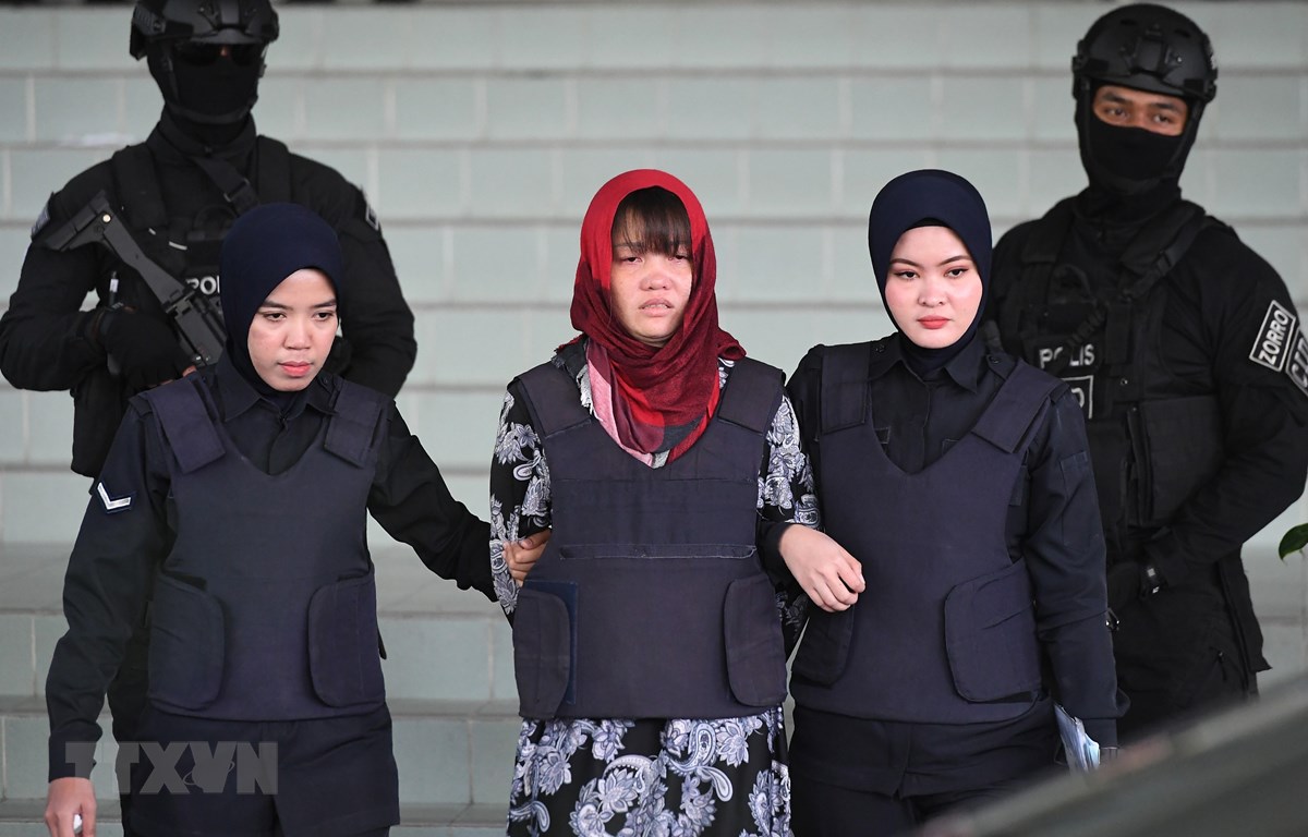 Cảnh sát áp giải Đoàn Thị Hương (giữa) rời Tòa Thượng thẩm Shah Alam ở ngoại ô Kuala Lumpur, Malaysia, ngày 14/3/2019. (Ảnh: AFP/ TTXVN)
