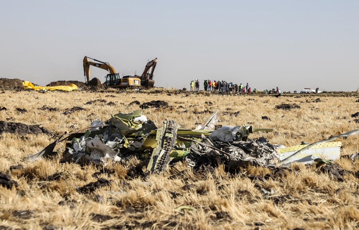 Hiện trường vụ rơi máy bay Boeing 737 MAX của hãng hàng không Ethiopia Airlines gần Bishofty, Ethiopia, ngày 11/3. (Ảnh: AFP/ TTXVN)