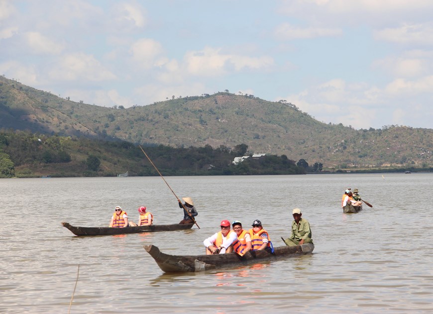  Du khách đi thuyền độc mộc trên Hồ Lắk. (Ảnh: Nguyễn Tuấn Anh/TTXVN)