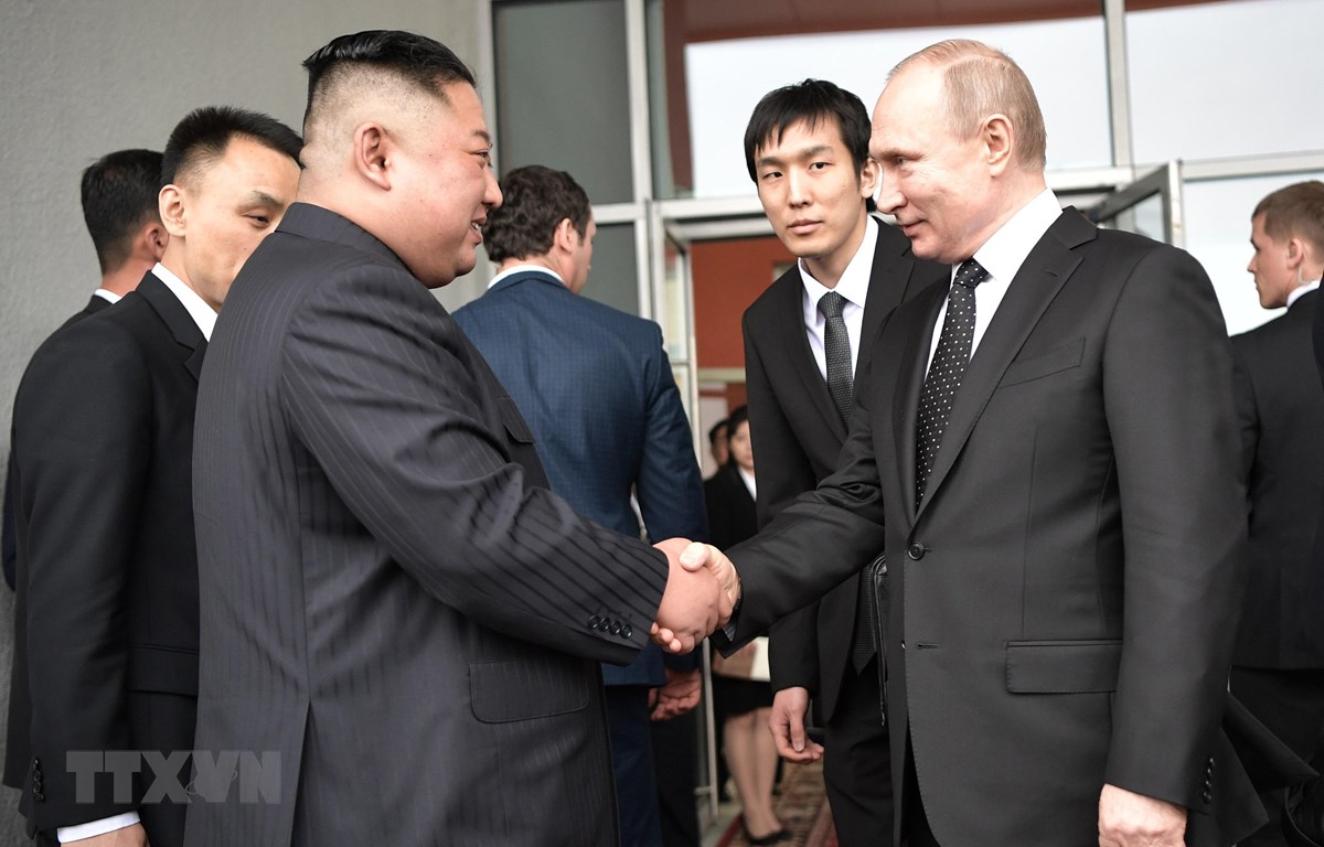 Tổng thống Nga Vladimir Putin (phải) và nhà lãnh đạo Triều Tiên Kim Jong-un (trái) sau cuộc hội đàm tại Trường Đại học Liên bang Viễn Đông ở đảo Rusky thuộc Vladivostok ngày 25/4/2019. (Nguồn: AFP/TTXVN)