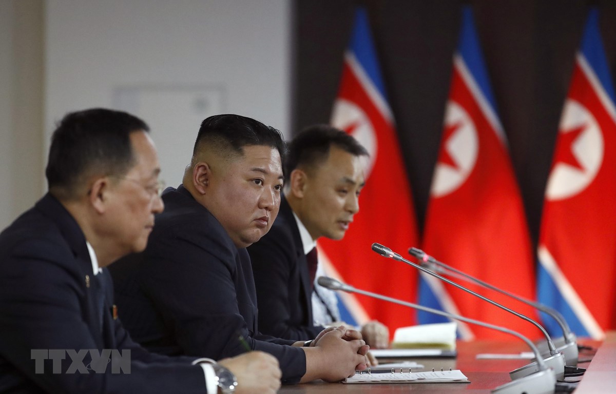 Nhà lãnh đạo Triều Tiên Kim Jong-un (thứ 2, trái) trong cuộc gặp Tổng thống Nga Vladimir Putin tại Trường Đại học Liên bang Viễn Đông ở Vladivostok ngày 25/4/2019. (Ảnh: AFP/TTXVN)