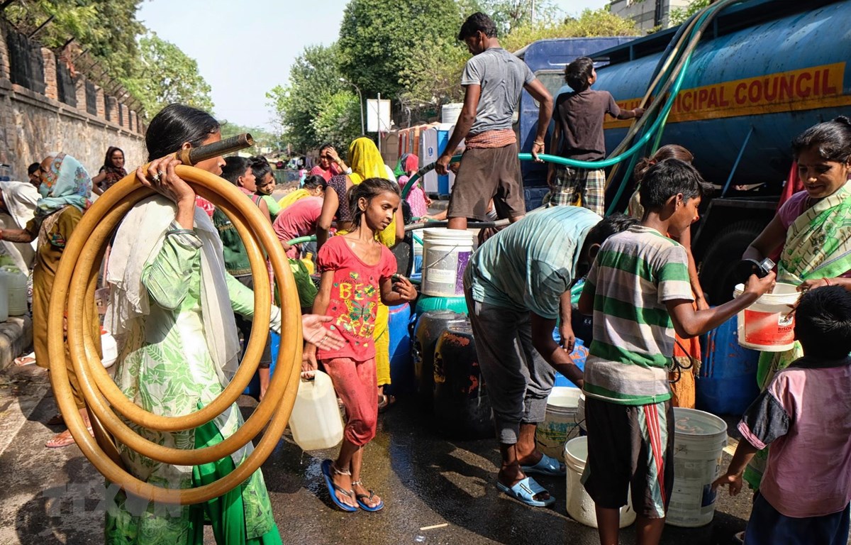Người dân chờ lấy nước trong thời tiết nắng nóng tại khu vực Sanjay, New Delhi, Ấn Độ. (Ảnh: AFP/ TTXVN)