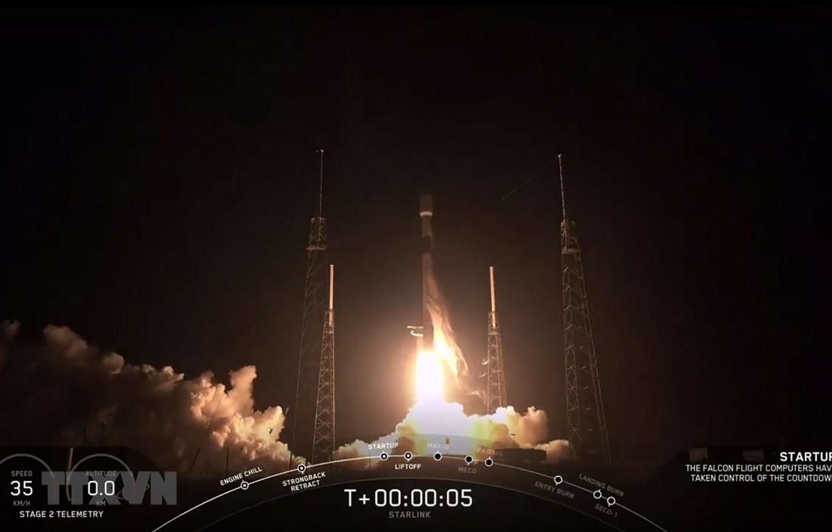 Tên lửa Falcon 9 mang theo 60 vệ tinh trong dự án Starlink của SpaceX rời bệ phóng ở bang Florida, Mỹ ngày 23/5/2019. Ảnh minh họa. (Nguồn: AFP/TTXVN)