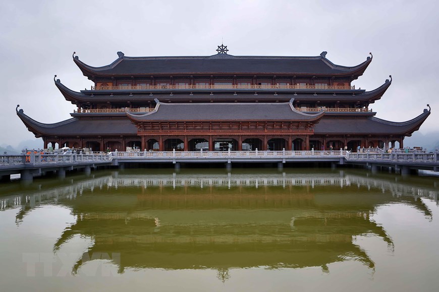  Trung tâm Hội nghị quốc tế được xây dựng nổi trên mặt hồ cao 31 m. (Ảnh: Thành Đạt/TTXVN)