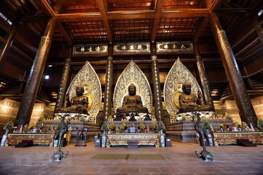  Ba pho tượng Phật bằng đồng dát đồng đen, mỗi bức nặng 200 tấn đặt giữa trung tâm điện Tam Thế. (Ảnh: Trọng Đạt/TTXVN)