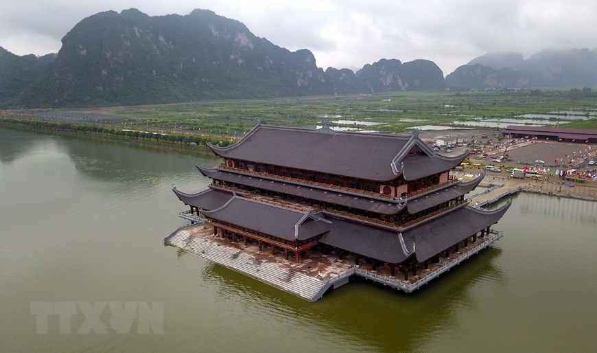  Trung tâm Hội nghị quốc tế được xây dựng nổi trên mặt hồ cao 31 m. (Ảnh: Thành Đạt/TTXVN)