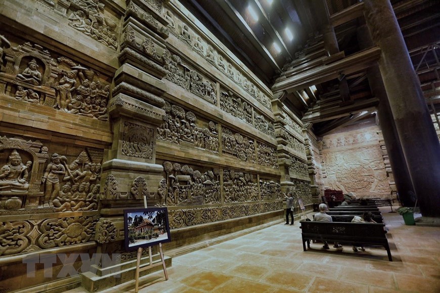  Chùa Tam Chúc được xây dựng đặc biệt với 12.000 bức tranh đá miêu tả các sự tích của Đức Phật được những nghệ nhân tạc bằng đá núi lửa ở Indonesia. (Ảnh: Trọng Đạt/TTXVN)