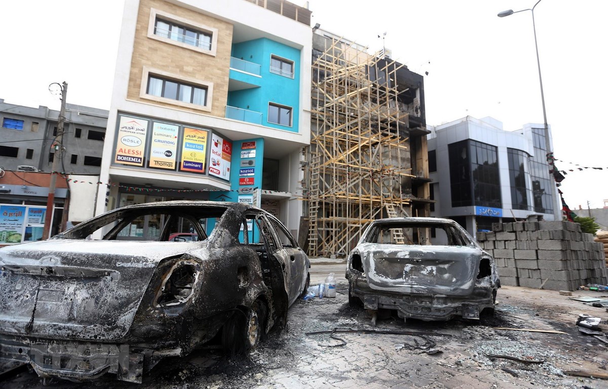 Ôtô bị phá hủy sau một vụ tấn công ở Tripoli, Libya. (Ảnh: AFP/TTXVN)