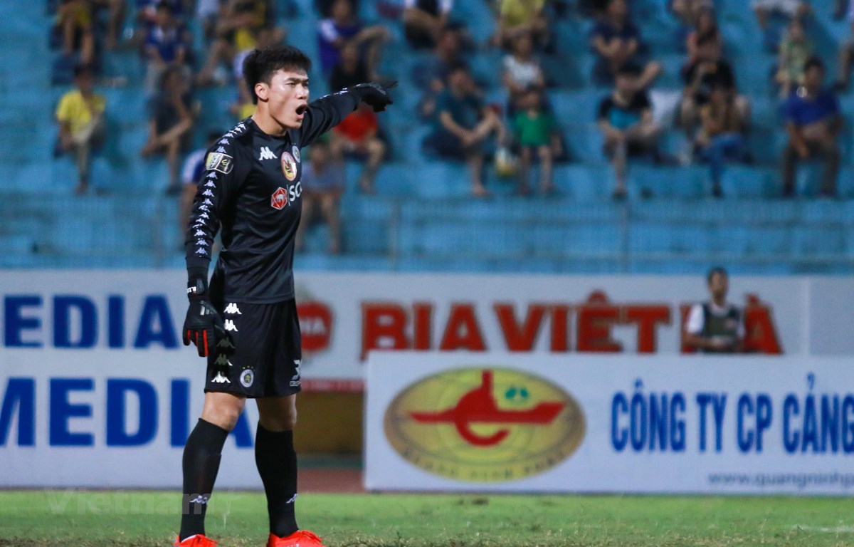 Thủ môn Bùi Tiến Dũng bắt chính trận Hà Nội FC thắng SHB Đà Nẵng 3-2, (Ảnh: Nguyên An/Vietnam+)