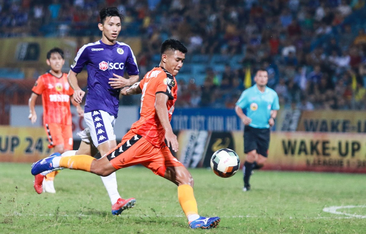 Hà Đức Chinh ở trận đấu với Hà Nội FC. (Ảnh: Tá Hiển/Vietnam+)
