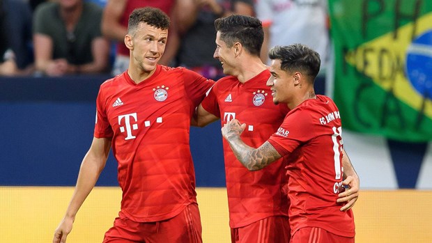 Lewandowski lap hat-trick, Bayern Munich thang vui dap Schalke 04 hinh anh 1