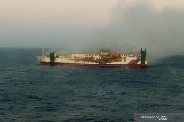 Indonesia: Tau cho khach boc chay voi nhieu nguoi mac ket ben trong hinh anh 1