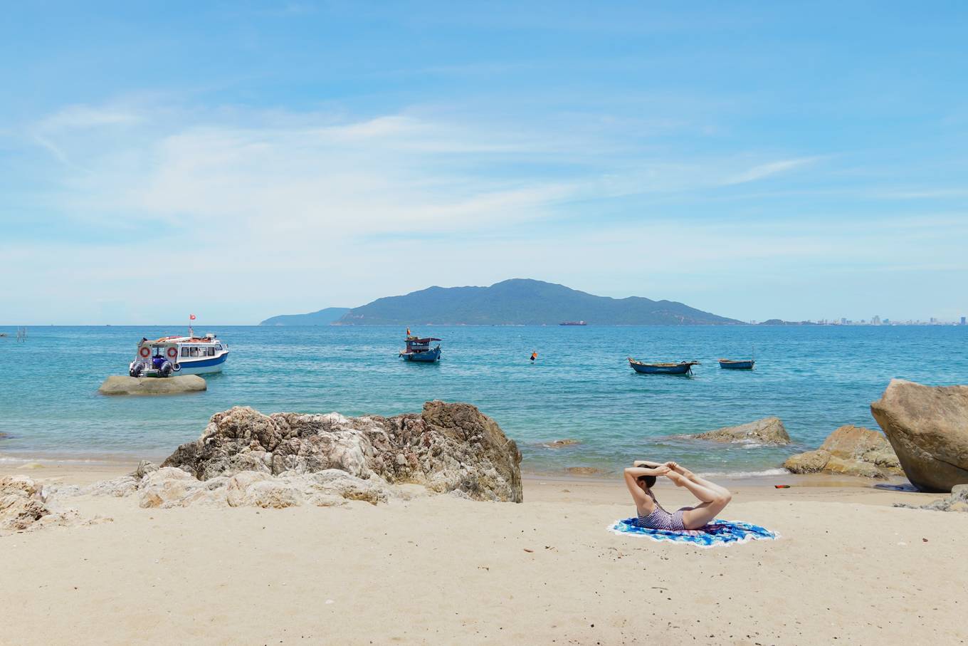 Hòn đảo hình chiếc chảo úp ngược giữa biển Đà Nẵng - Huế