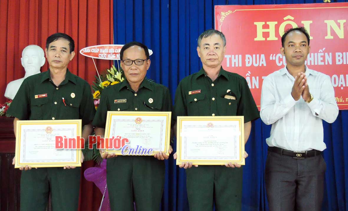UBND huyện Đồng Phú tặng giấy khen các cá nhân có thành tích tốt trong phong trào “Cựu chiến binh gương mẫu” giai đoạn 2014-2019