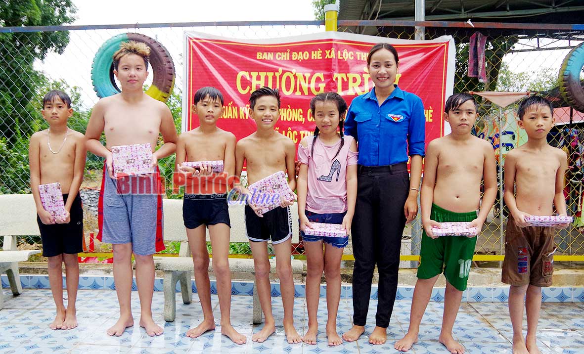 Ban tổ chức hè xã Lộc Thịnh tặng quà cho các em thiếu nhi tham gia lớp bơi