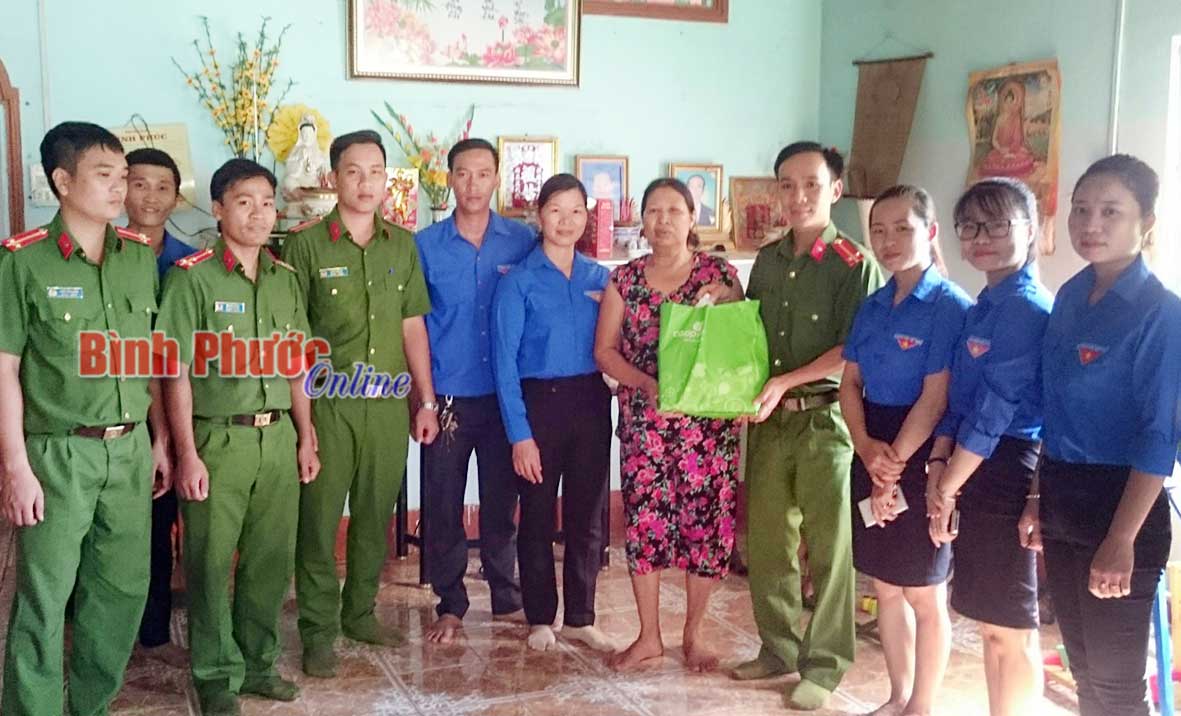 Thanh niên thành phố Đồng Xoài phối hợp đơn vị kết nghĩa tặng quà gia đình chính sách ở phường Tân Đồng