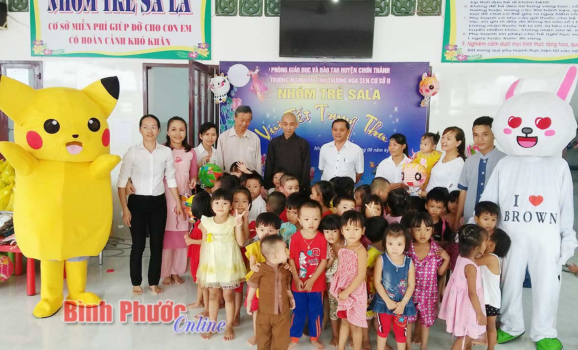 Thầy Thích Huệ Minh cùng cô giáo và các bé Nhóm trẻ Sa La