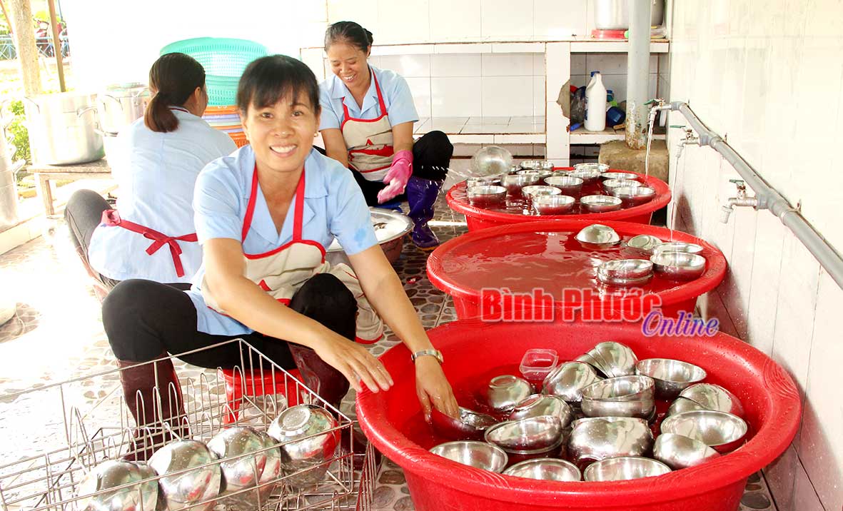 Sau 14 năm gắn bó với công việc cấp dưỡng tại Trường mầm non Hoa Phượng, phường Tiến Thành (Đồng Xoài), năm học này chị Đỗ Thị Dinh được hợp đồng lại với tổng thu nhập mỗi tháng khoảng 5 triệu đồng