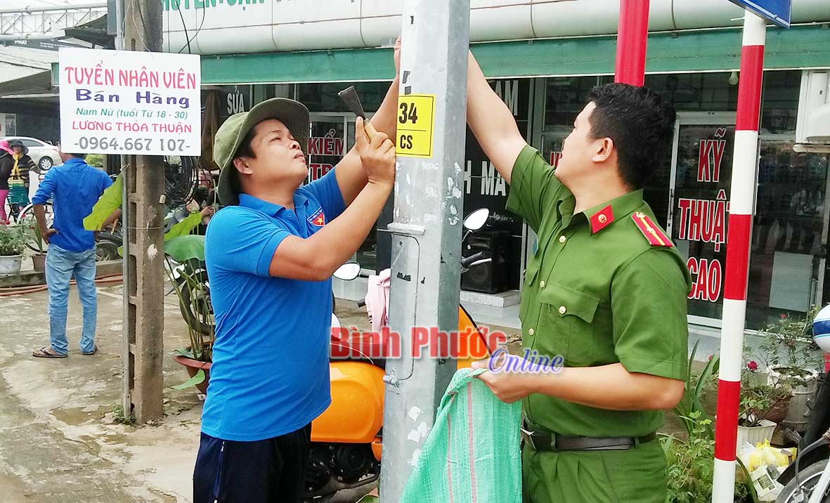 Cán bộ, chiến sĩ công an và đoàn viên, thanh niên bóc gỡ quảng cáo, rao vặt “tín dụng đen” tại nội ô thị trấn Chơn Thành