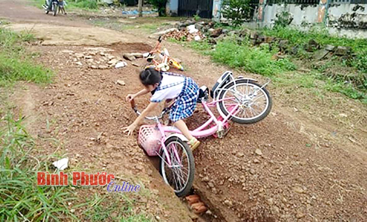 Học sinh đi học qua đoạn đường kh&ocirc;ng t&ecirc;n thường bị t&eacute;