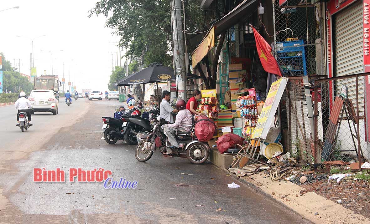 Ảnh 4: Những ngôi nhà ở khu phố Bàu Ké, thị trấn Tân Phú (Đồng Phú) mở cửa là đụng lòng đường ĐT741.  