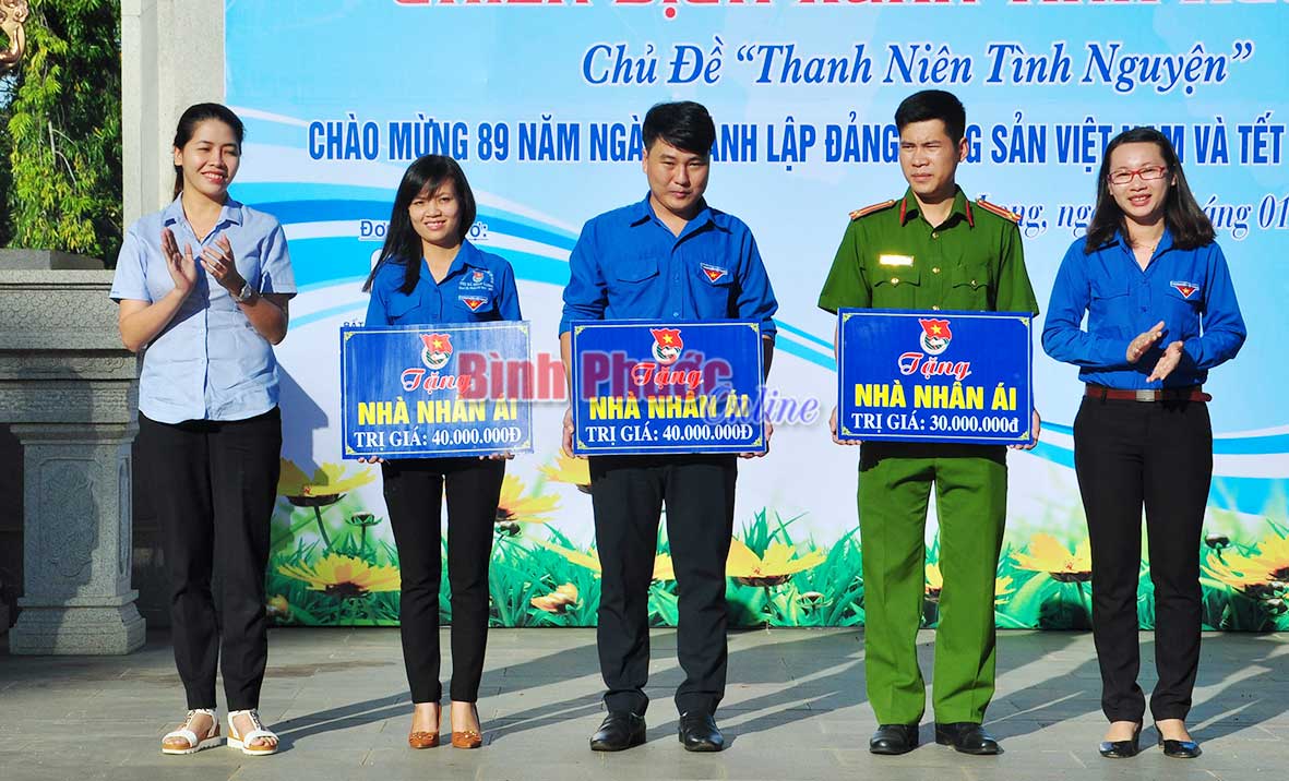 Phó bí thư Tỉnh đoàn Lê Thị Hồng Phấn cùng nhà tài trợ trao tặng bảng tượng trưng 3 căn nhà nhân ái cho đại diện các đơn vị có đoàn viên, thanh niên hoàn cảnh khó khăn về nhà ở
