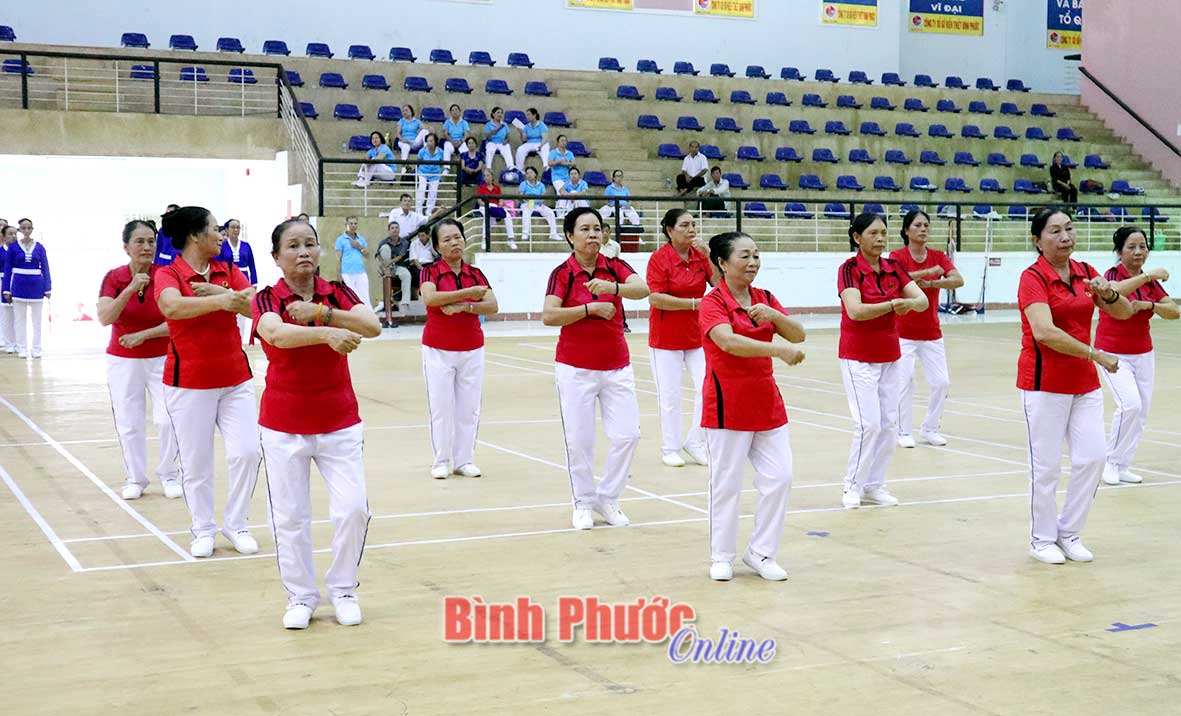 Câu lạc bộ dưỡng sinh khu phố Xuân Bình, phường Tân Bình biểu diễn thể dục dưỡng sinh trên nền nhạc