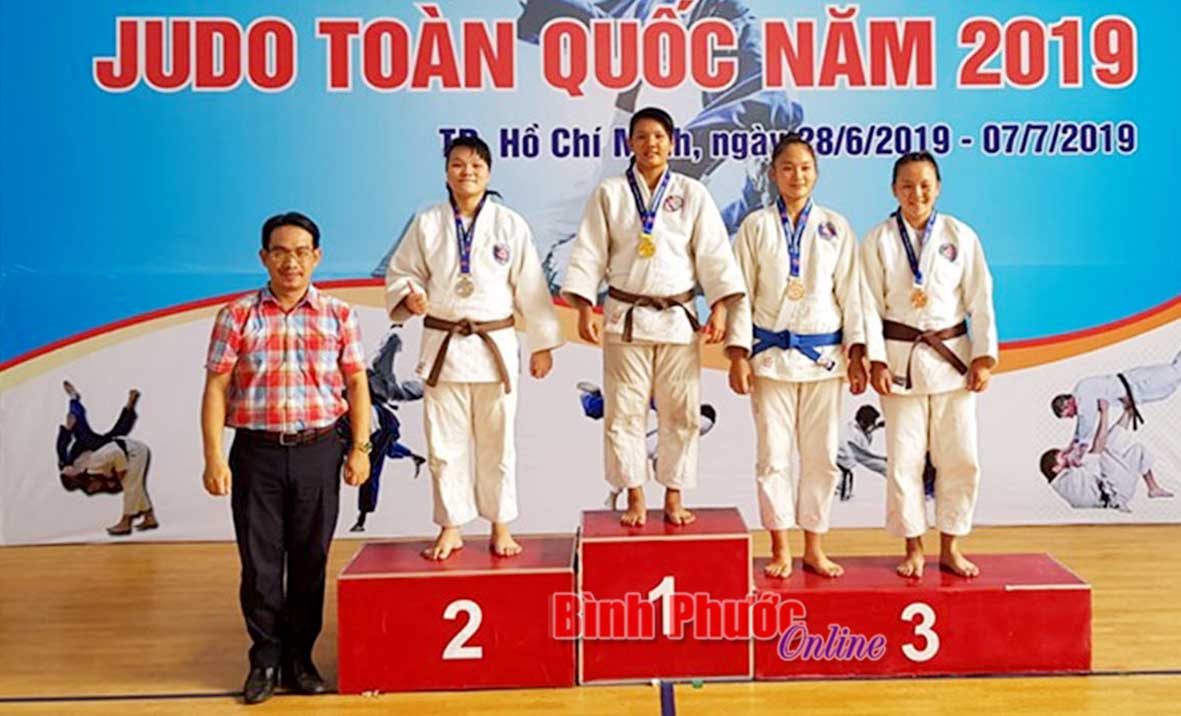 Vận động viên Nguyễn Thị Kiều Uyên nhận huy chương vàng