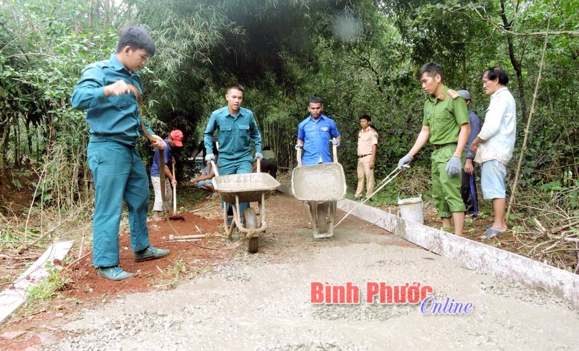 Đoàn viên thanh niên tham gia hoạt động tình nguyện hè tại địa bàn huyện Bù Đốp