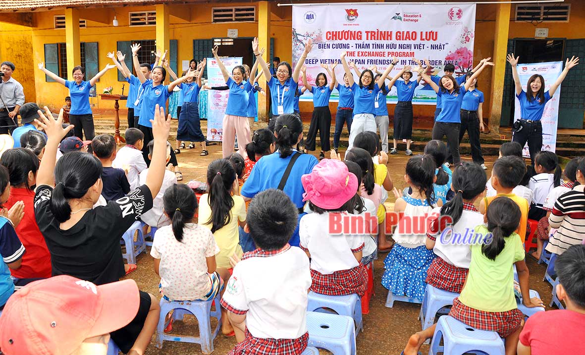 Các bạn thanh niên Việt - Nhật giao lưu với học sinh Trường tiểu học Bù Gia Mập.